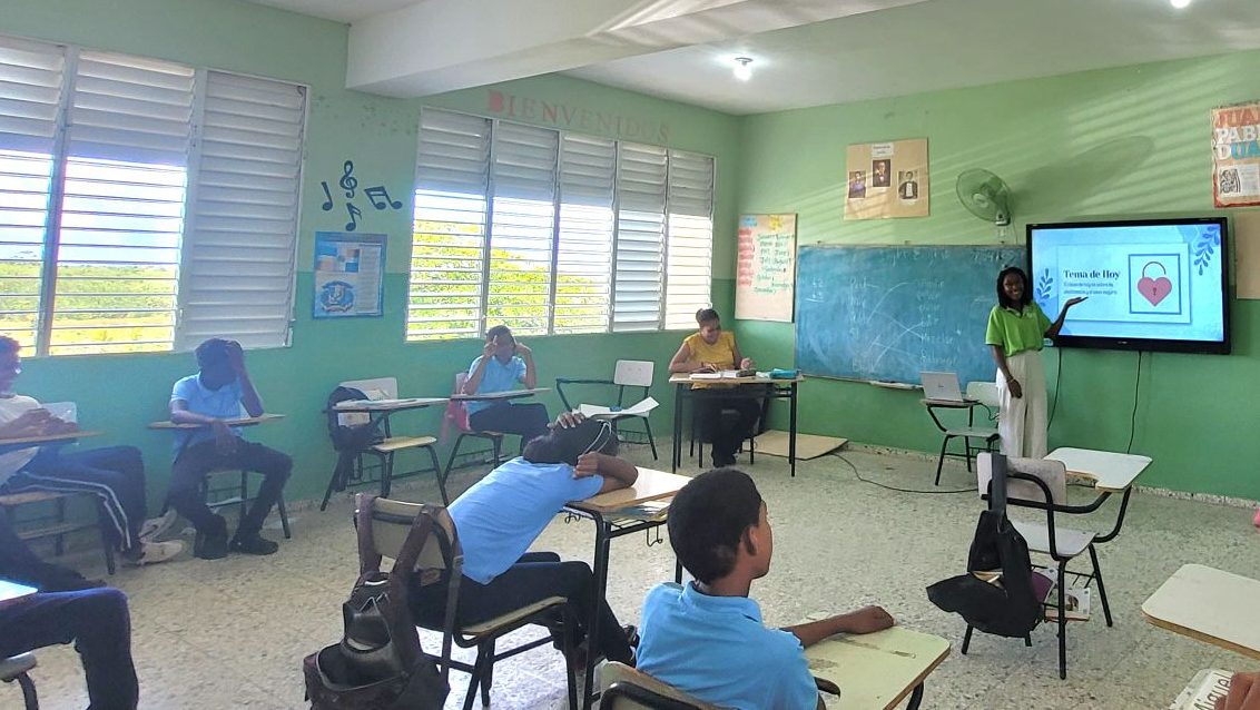 Peace Corps Volunteer presenting to 8th grade students during Escojo Mi Vida session in the Dominican Republic.